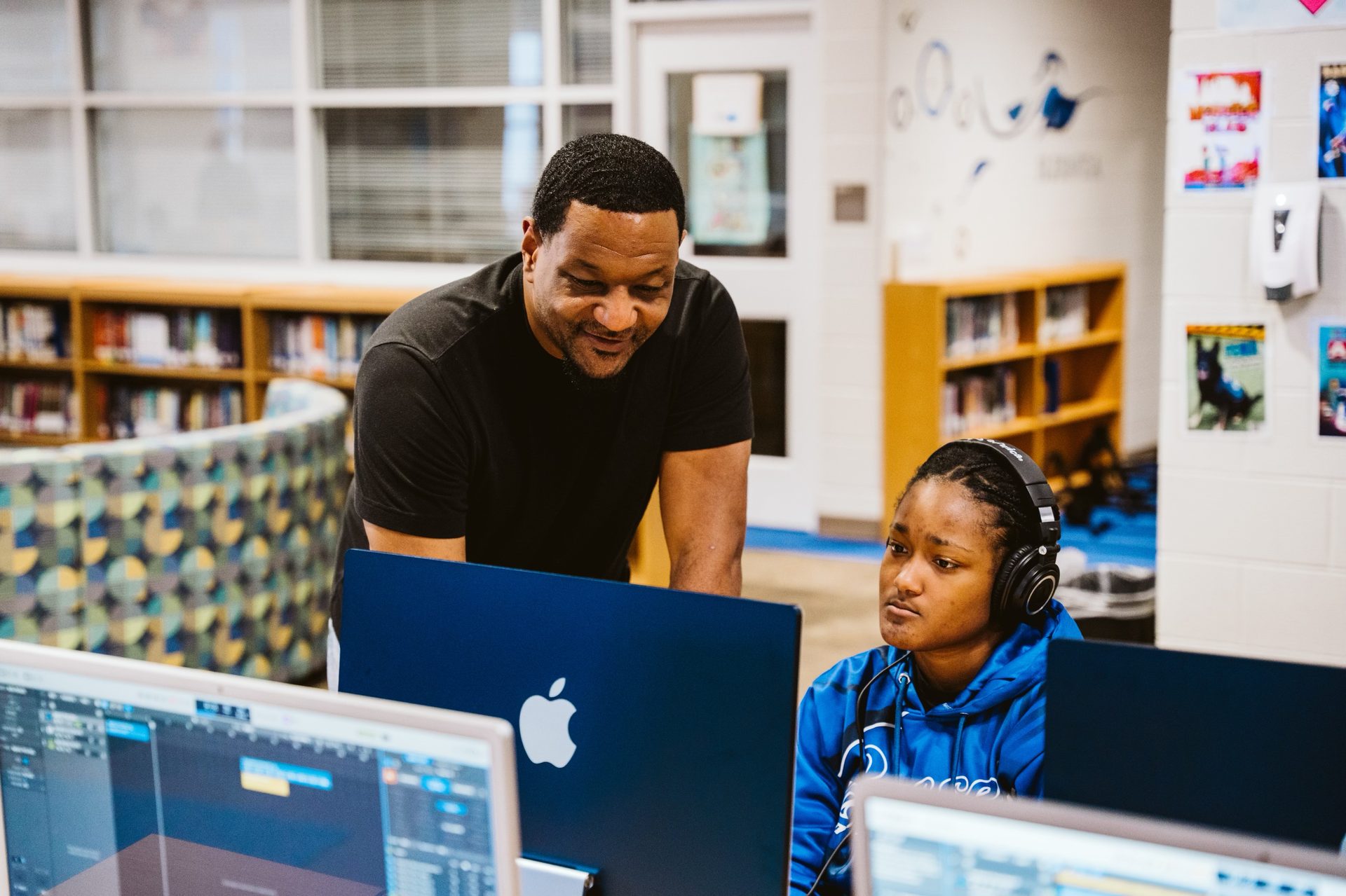 Keyz Bridgez with a student at an iMac